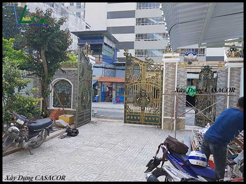 Sân và cổng sau khi sửa chữa nhà quận Tân Phú