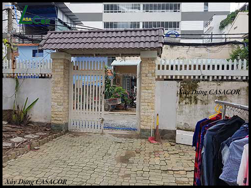 Sân và cổng trước khi sửa chữa nhà quận Tân Phú