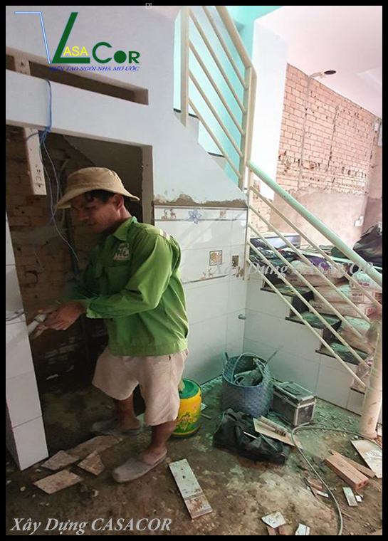 Thi công ốp gạch WC nhà phố tại Tân Bình